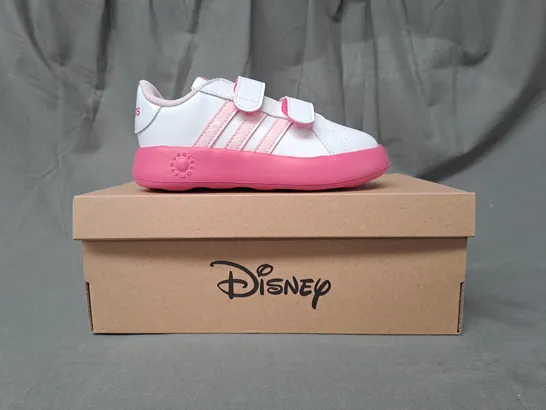 BOXED PAIR OF ADIDAS DISNEY GRAND COURT 2.0 MARIE KIDS SHOES IN WHITE/PINK UK SIZE 9.5