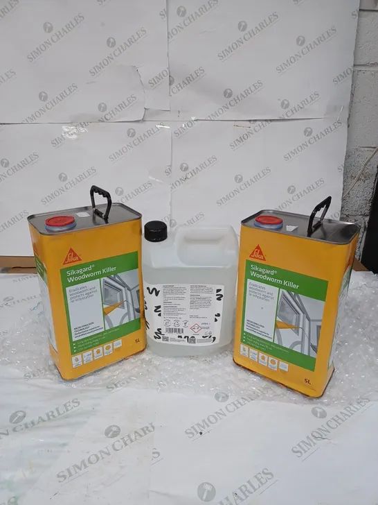 LOT OF 3 ITEMS TO INCLUDE SIKAGARD WOODWORM KILLER - 5L,  MINIML ECO-FRIENDLY WHITE VINEGAR - 5L, SIKAGARD WOODWORM KILLER - 5L