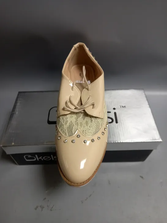 BOXED KELSI LADIES FLAT BEIGE BROGUES WITH LACE AND DIAMANTE DETAIL. SIZE 8
