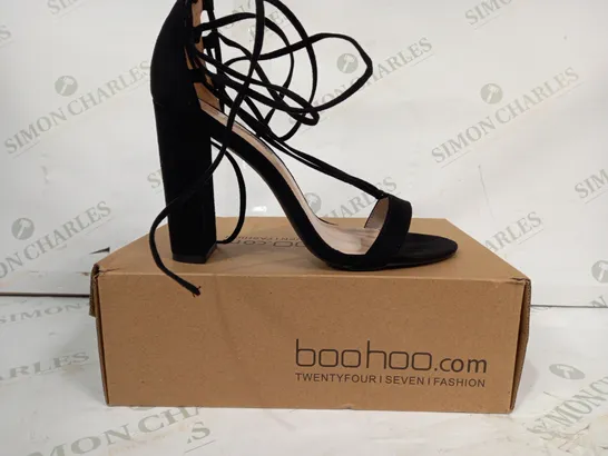 BOXED PAIR OF BOOHOO WRAP UP STRAPPY BLOCK HEELS IN BLACK SIZE 8