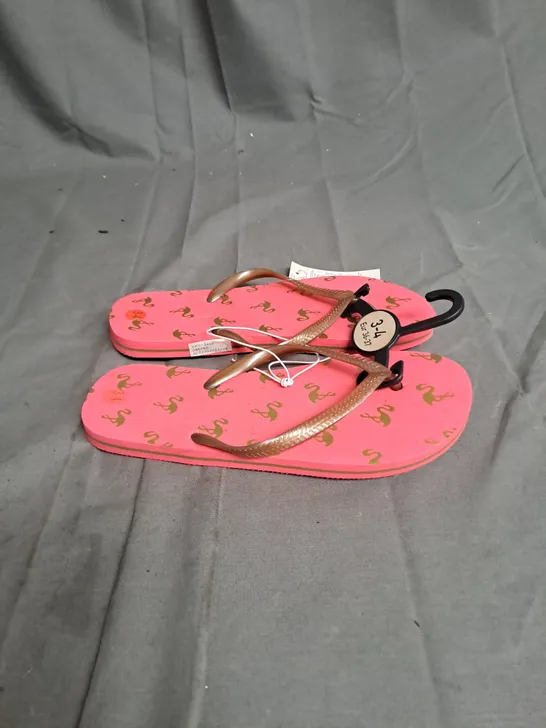 BOXED LOT OF APPROX 40 PAIRS OF LADIES PINK SANDALS. VARIOUS SIZES