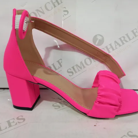 PAIR OF DESIGNER OPEN TOE BLOCK HEEL SANDALS IN PINK EU SIZE 39