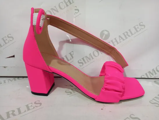 PAIR OF DESIGNER OPEN TOE BLOCK HEEL SANDALS IN PINK EU SIZE 39