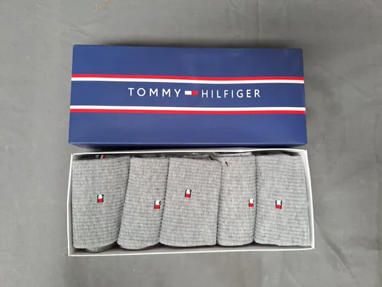 TOMMY HILFIGER BOXED SET OF 5 PAIRS OF SOCKS IN GREY