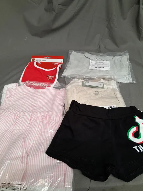 APPROXIMATELY 14 ASSORTED 0-5 YEARS CHILDRENS CLOTHING ITEMS TO INCLUDE - SHORTS , T-SHIRT , DRESS ETC