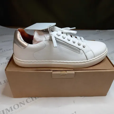 BOXED PAIR OF MAISON DE NIMES LEATHER ZIP SIDE TRAINERS IN WHITE - SIZE 7