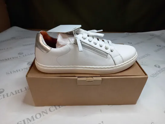 BOXED PAIR OF MAISON DE NIMES LEATHER ZIP SIDE TRAINERS IN WHITE - SIZE 7