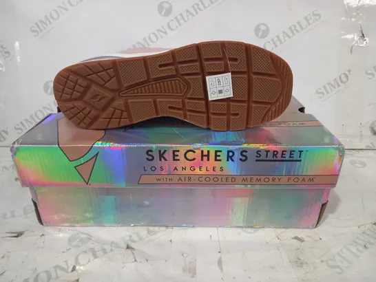 BOXED PAIR OF SKECHERS UNO2 TRAVEL LD23 MEMORY FOAM TRAINERS IN PINK UK SIZE 4