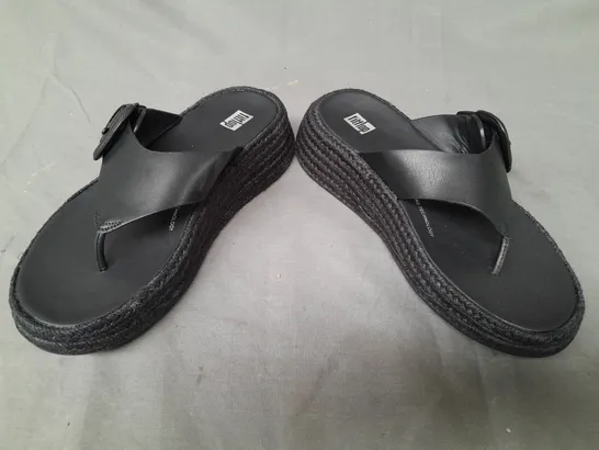 PAIR OF FITFLOP TOE-POST WEDGE SANDALS IN BLACK UK SIZE 4