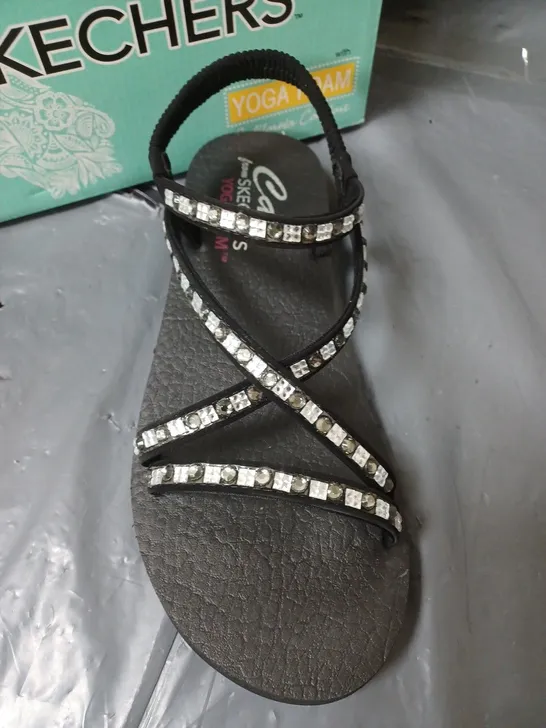 BOXED PAIR OF YOGA FOAM CALI SKECHERS SANDALS UK SIZE 7