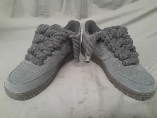 BOXED PAIR OF NIKE AIR FORCE 1 SHOES IN DARK GREY UK SIZE 6.5