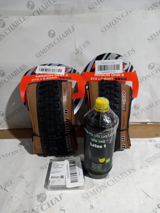 APPROXIMATELY 4 ASSORTED ITEMS TO INCLUDE MAXXIS MINION DHR II 27.5X2.40WT TIRE, TUBELESS SEALENT, AND CHAIN LINK