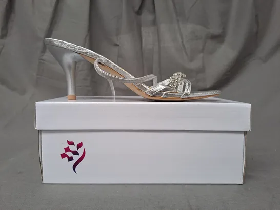 BOX OF APPROXIMATELY 20 PAIRS OF LAVANDA OPEN TOE STRAPPY HEELED SANDALS IN METALLIC SILVER IN VARIOUS SIZES