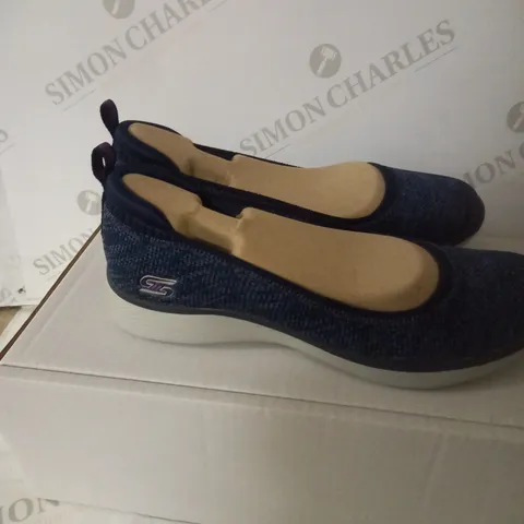 SIZE 5 SKETCHERS MICROBURST PUMP NAVY