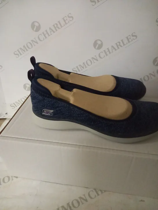 SIZE 5 SKETCHERS MICROBURST PUMP NAVY