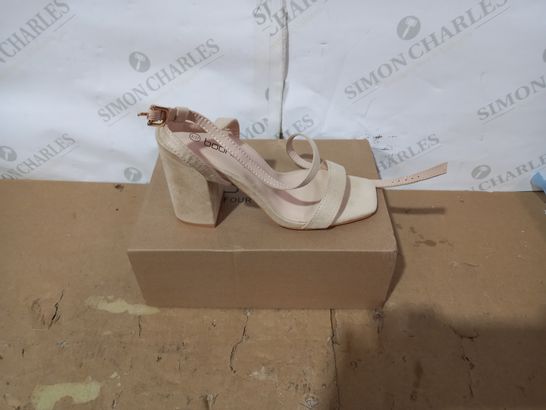 BOXED PAIR OF BOHOO BEIGE HIGH HEELS SIZE 4