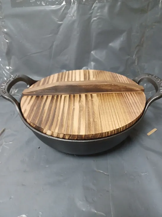 BOXED COLOURED ENAMEL CASSEROLE POT WITH WOODEN LID