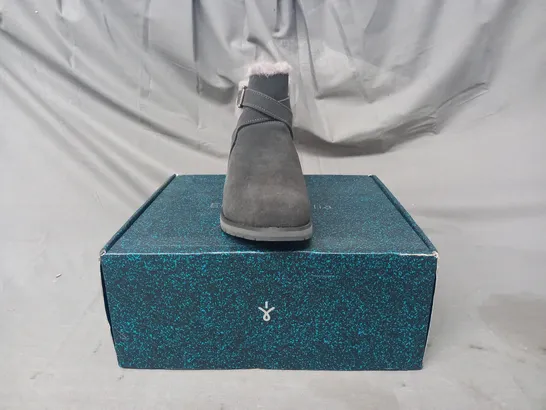 BOXED PAIR OF EMU AUSTRALIA SUEDE ANKLE BOOTS IN GREY SIZE 5