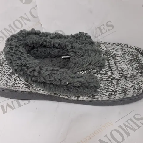 PAIR OF MUK LUKS ANAIS SLIPPERS IN GREY - SIZE 9