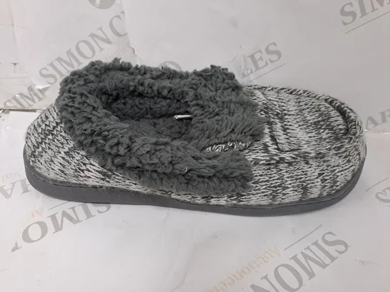 PAIR OF MUK LUKS ANAIS SLIPPERS IN GREY - SIZE 9