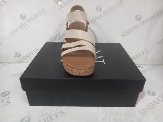 BOXED PAIR OF NATURALIZER OPEN TOE STRAPPY WEDGE SANDALS IN BEIGE SIZE 7