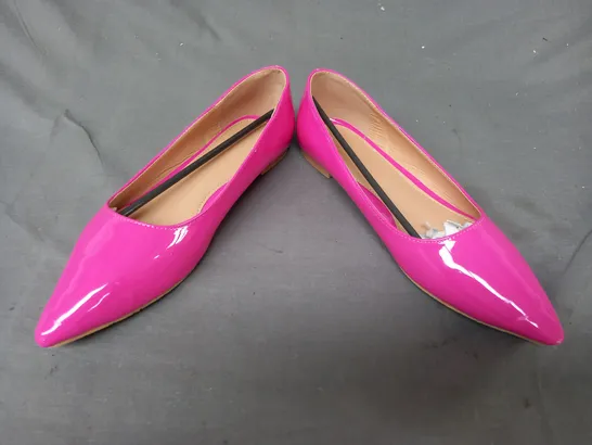 BOXED PAIR OF XY LONDON SLIP-ON SHOES IN PINK UK SIZE 7