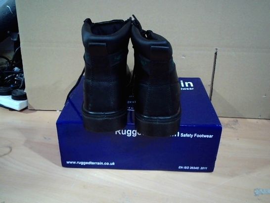 BOXED PAIR OF RUGGED TERRAIN SAFETY FOOTWEAR BLACK BOOTS SIZE 9