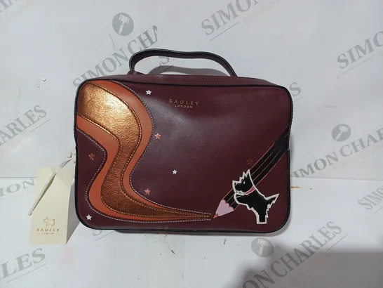 BOXED RADLEY LONDON SMALL BAG WITH DOG DESIGN IN BURGUNDY