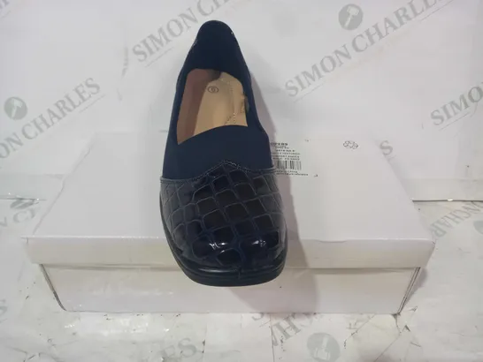 BOXED PAIR OF DESIGNER TEXTURED SLIP-ON COMFORT SHOES IN NAVY SIZE 6