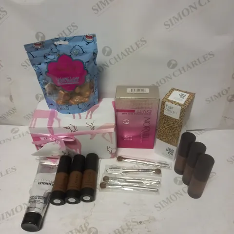 LOT TO CONTAIN APPROX. 15 X ASSORTED BEAUTY PRODUCTS, INCLUDES BATH BOMB GIFT SET, FOUNDATION, BRUSHES ETC 