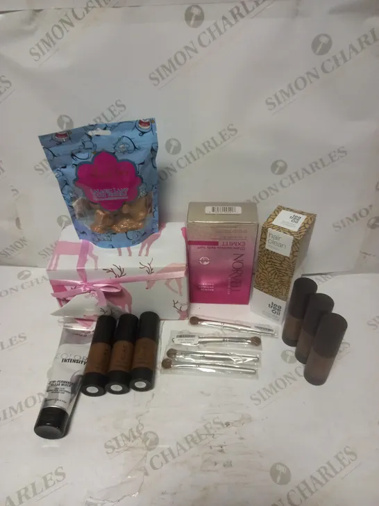 LOT TO CONTAIN APPROX. 15 X ASSORTED BEAUTY PRODUCTS, INCLUDES BATH BOMB GIFT SET, FOUNDATION, BRUSHES ETC 