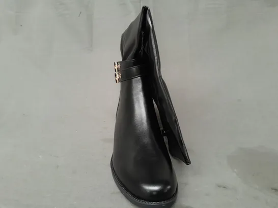 BOXED PAIR OF DESIGNER KNEE-HIGH BOOTS IN BLACK EU SIZE 39