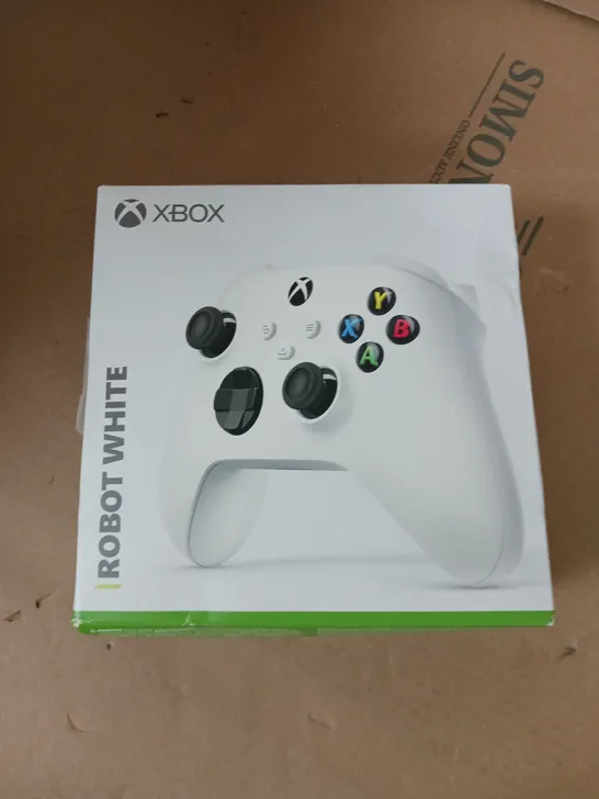 XBOX WIRELESS CONTROLLER – ROBOT WHITE FOR XBOX SERIES X|S, XBOX ONE, AND WINDOWS 10 DEVICES