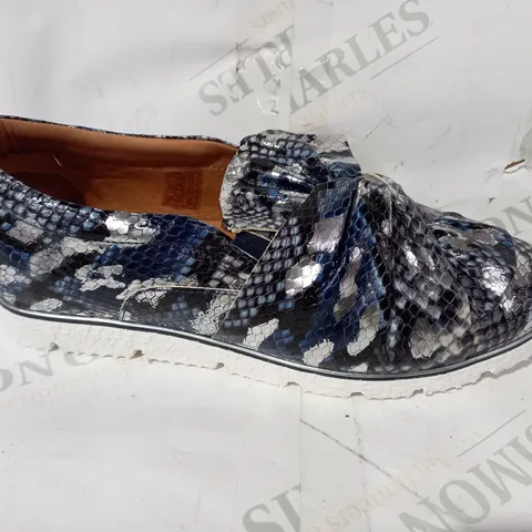 BOXED PAIR OF MODA IN PELLE FAUX LEATHER SNAKE PRINT SHOES IN NAVY EU SIZE 40