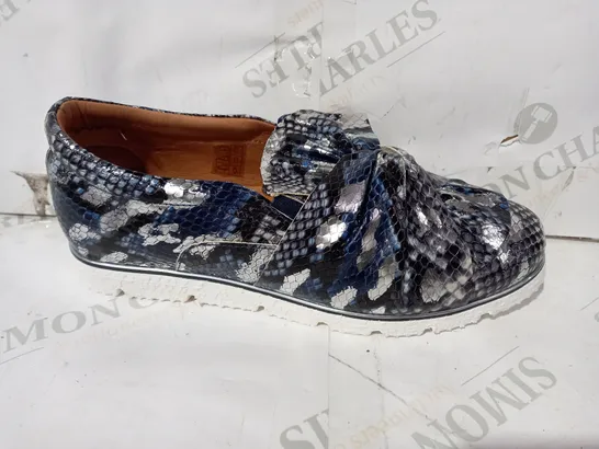 BOXED PAIR OF MODA IN PELLE FAUX LEATHER SNAKE PRINT SHOES IN NAVY EU SIZE 40