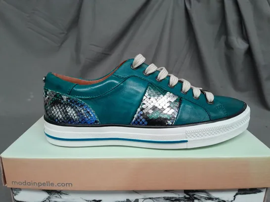 BOXED PAIR OF MODA IN PELLE ASTRIPE TEAL LEATHER TRAINERS - SIZE 6