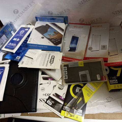 LOT OF APPROXIMATELY 15 ASSORTED GOODS TO INCLUDE GLASS CONTOUR, DATA CABLE, AND DOUBLE BATTERY ETC.