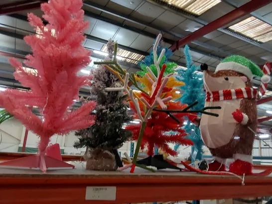 LOT CONTAINING APPROXIMATELY 7 OUTDOOR CHRISTMAS DECORATIONS INCLUDING: ARTIFICIAL CHRISTMAS TREE'S, SKIING HEDGEHOG, CHRISTMAS DINOSAUR 