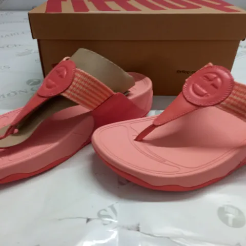 BOXED PAIR OF FITFLOP WALKSTAR TOE POST SANDALS IN SUNSHINE CORAL - UK 6