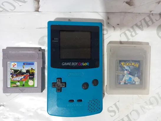 NINTENDO GAME BOY COLOR W. POKÉMON SILVER & SUPERSTAR SOCCOR GAMES