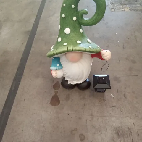 BOXED GARDEN GNOME FIGURE WITH LANTERN 