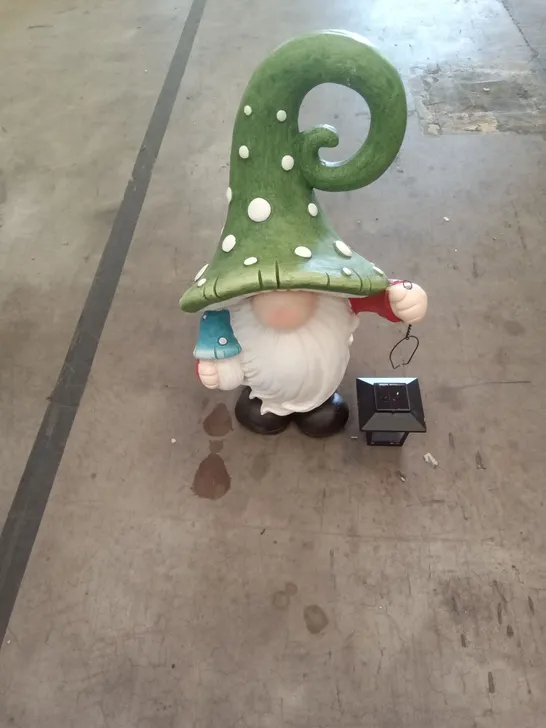 BOXED GARDEN GNOME FIGURE WITH LANTERN 