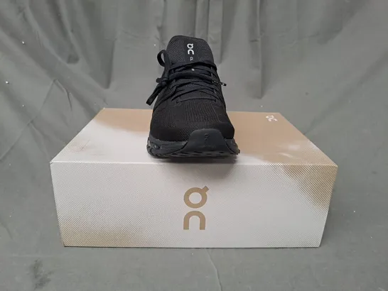 BOXED PAIR OF ON CLOUDSWIFT 3 AD SHOES IN BLACK UK SIZE 8