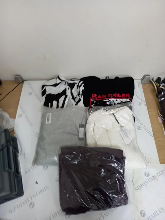 BOX OF APPROXIMATELY 20 CLOTHING ITEMS TO INCLUDE SWEATERS, TOPS, PANTS ETC 