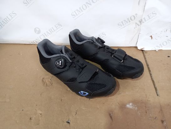 PAIR OF GIRO BLACK SHOES - SIZE 39