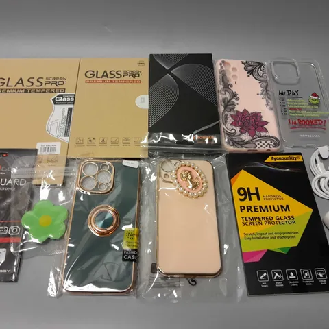 APPROXIMATELY 30 ASSORTED SMARTPHONE/TABLET ACCESSORIES TO INCLUDE PROTECTIVE CASES, CHARGING CABLES, SCREEN PROTECTORS ETC 