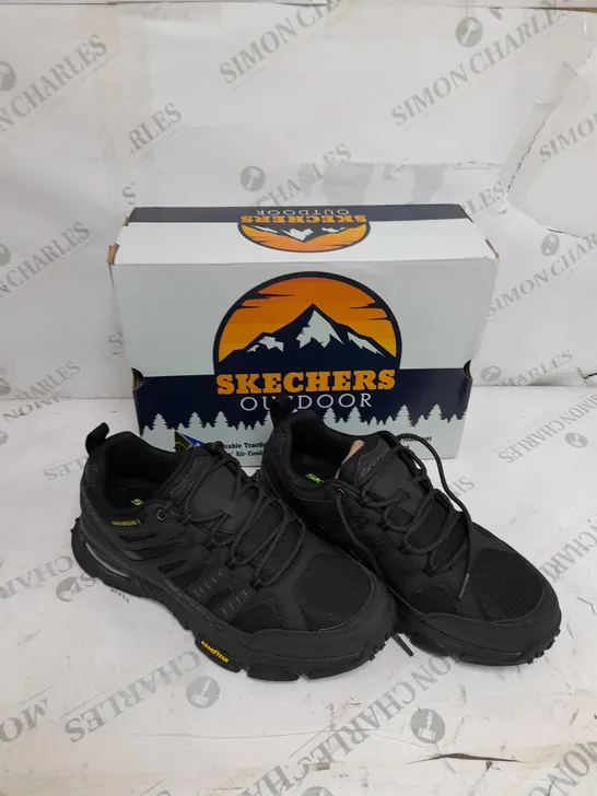 BOXED SKECHERS MEN'S SKECH-AIR ENVOY TRAINERS, BLACK - SIZE 7