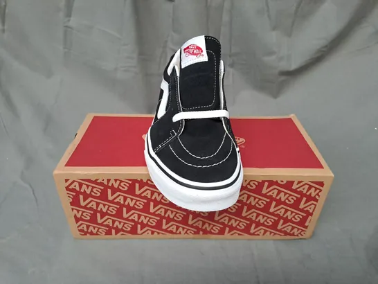 BOXED PAIR OF VANS SK8-LOW SHOES IN BLACK/WHITE UK SIZE 6