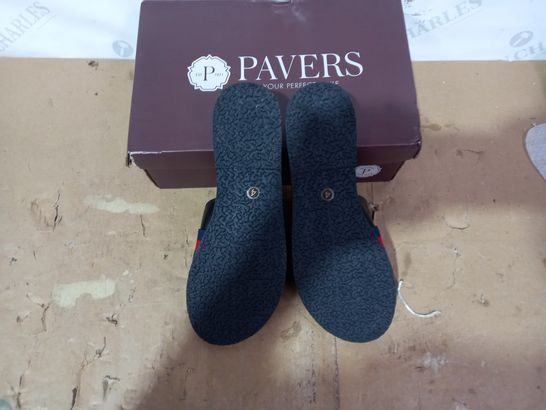 BOXED PAIR OF PAVERS SIZE 4