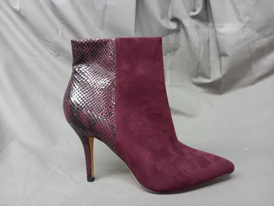 BOXED PAIR OF NINE WEST FLAGSHIP SYNTHETIC ANKLE BOOTS IN WINE UK SIZE 8